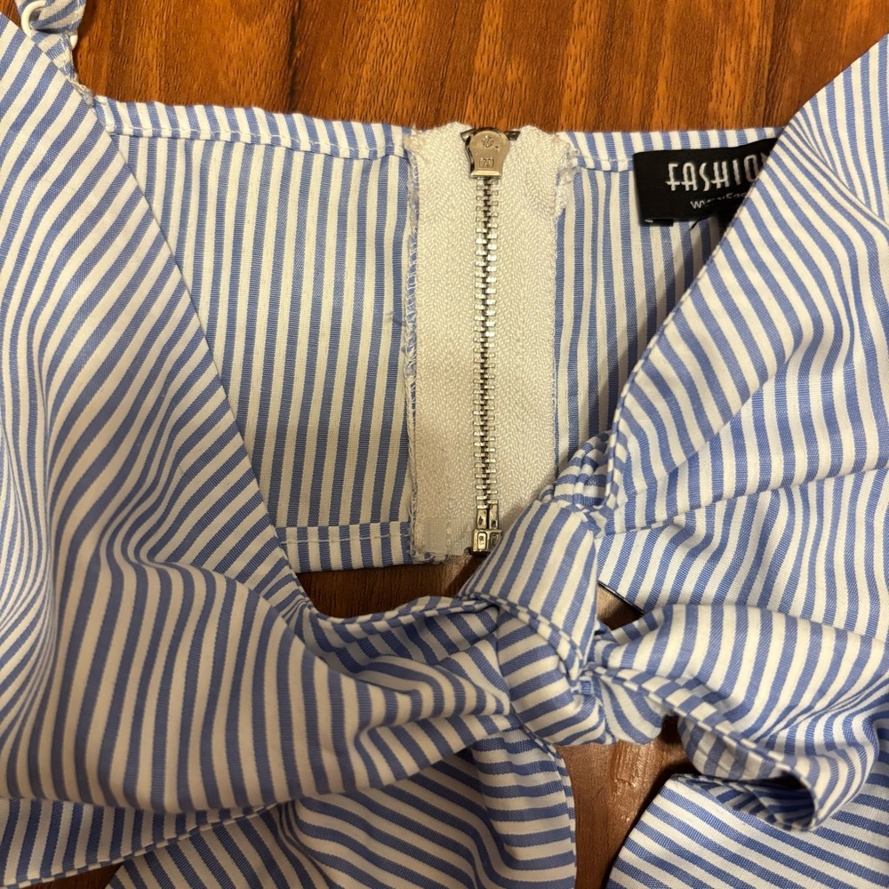 Fashion Nova Blue and White Tie Front Crop Top - Picture 4 of 8